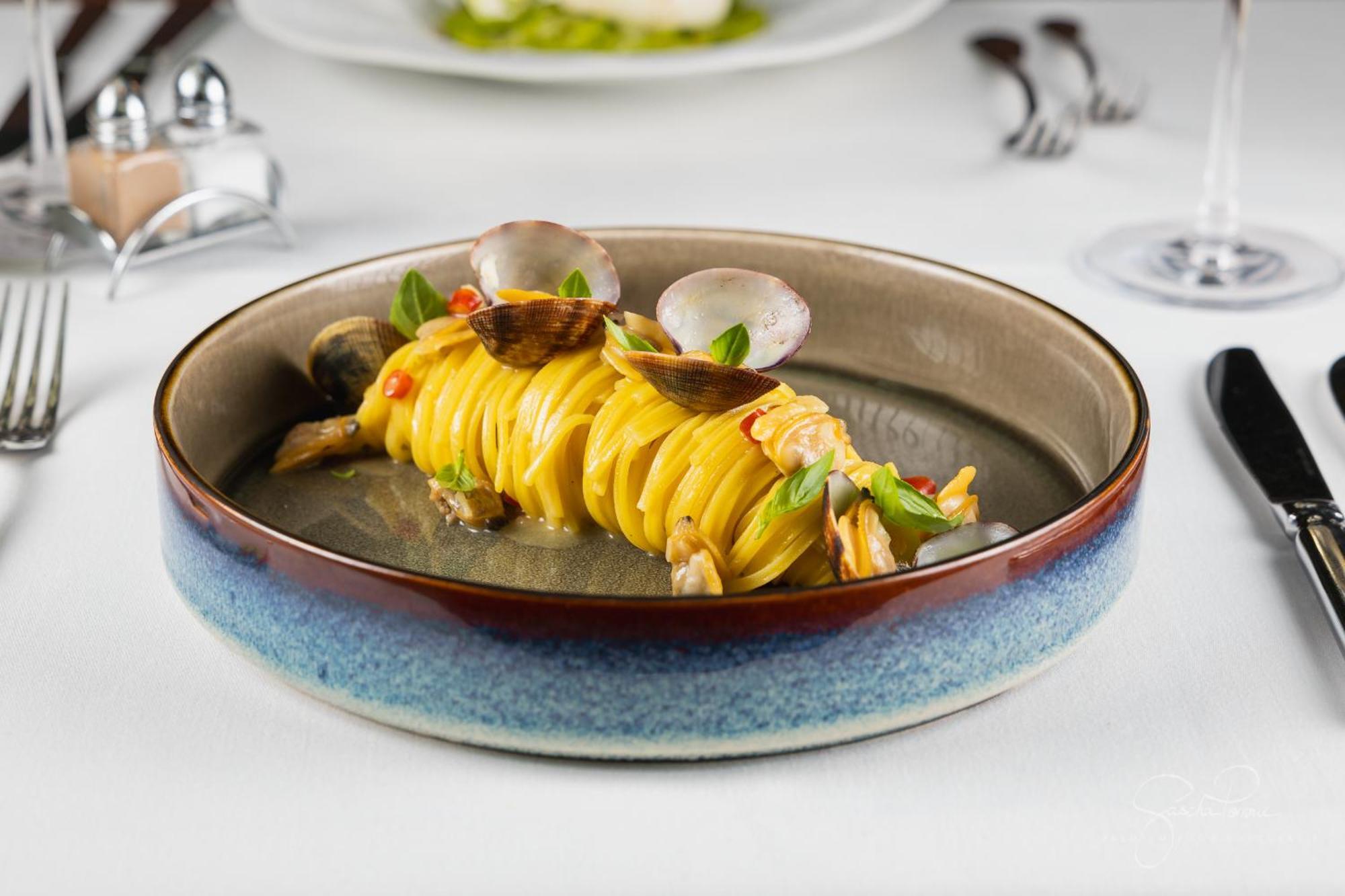 The Wellem, In The Unbound Collection By Hyatt Hotel Дюселдорф Екстериор снимка A dish of spaghetti alla vongole