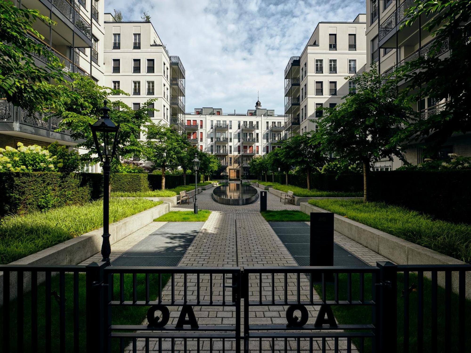 The Wellem, In The Unbound Collection By Hyatt Hotel Дюселдорф Екстериор снимка The courtyard of the American University of Paris